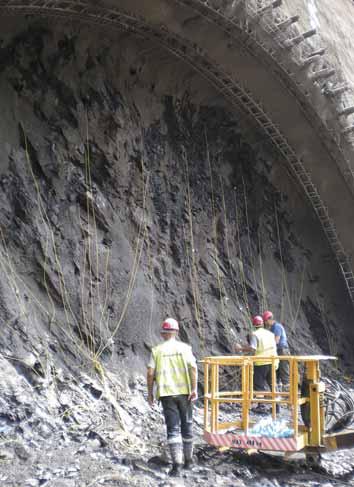 Obr. 5 Instalace neelektrického roznětu v čelbě tunelu na Letné Fig.
