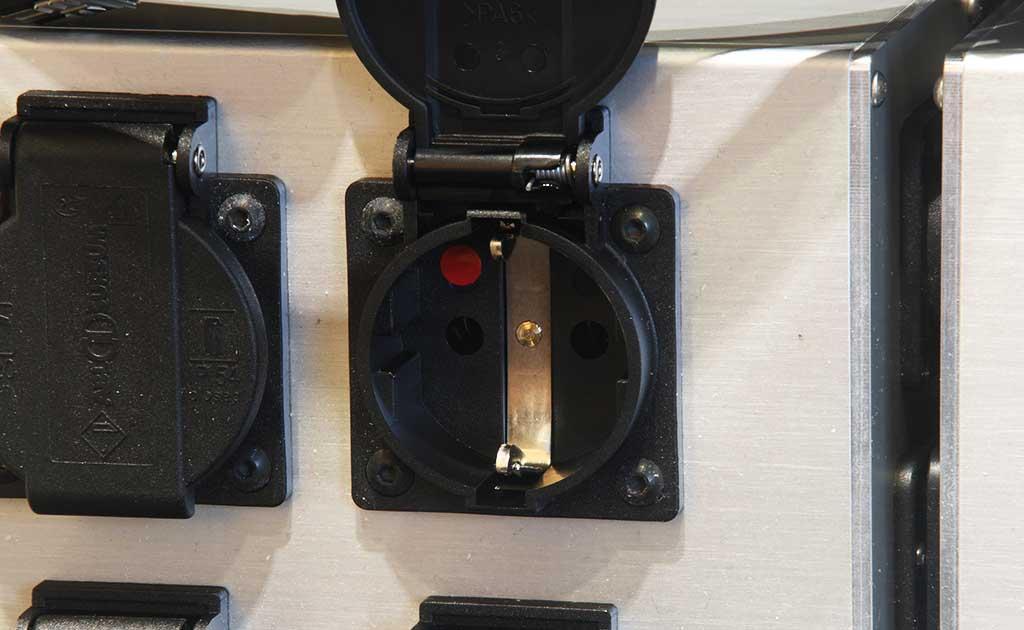 EVO3 Titan One, IsoTek EVO3 Corvus nebo Furman AC-210 A E. O dalších podrobnostech sestav se můžete dočíst v pravém sloupci -->.