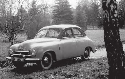 Československo Poválečná léta 1945 1960 Třetí prototyp vozu Škoda 1200 Sedan měl volant vpravo (1950) V roce 1950 byly dokončeny další prototypy nového vozu, stále ještě na podvozku s rozvorem 2485