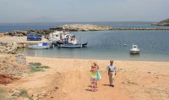 V bezprostředním dosahu od ubytovaní jsou snadno dostupné krásné písečné pláže Kamari, Agios Stefanos a malá pláž Katerina. Naleznete zde střediska vodních sportů se školou katamaránů a windsurfingu.