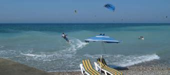 Vodní sporty v zátoce Kefalos Vodní sporty Zátoka Kefalos s pláží Agois Stefanos má písečné dno a je dobrým místem pro windsurfing.