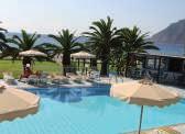 udržovaný hotel stojí přímo na krásné pláži Agios Stefanos v zálivu Kefalos.