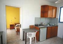 Prostorné balkóny směřují k moři, ale výhledu brání zeleň. Apartmány jsou v 1.