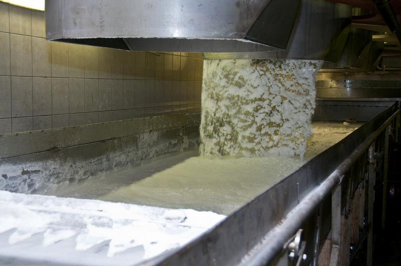 Obecný popis technologie výroby cukru 38 cestou získat, proto je melasa konečný vedlejší produkt výroby. Melasa je skladována ve velkých ocelových tancích (obr.
