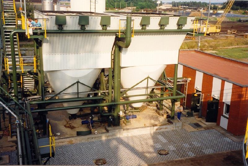 Současný způsob nakládání s odpadními vodami v technologii výroby cukru 57 Aerobní část ČOV je tvořena principiálně třemi nádržemi (obr. 64).