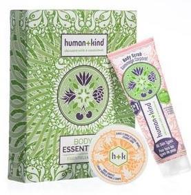 BODY ESSENTIALS SET BATHROOM BLISS GIFT SET Sada obsahuje dva pomocníky pro krásnou a hebkou pokožku - jemně parfemovaný tělový peeling, který je obohacený o extrakt z bambusu, a pomáhá k odstranění