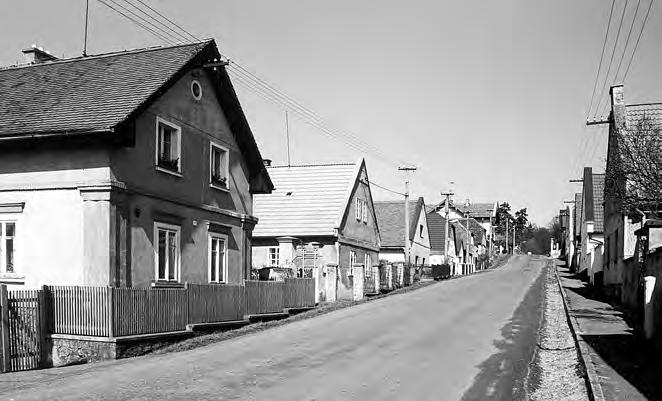 BEZDĚDICE BEZDĚDICE Amalín prûhled ulicovitou zástavbou severní ãásti vsi (2001) 26 vstfiícnû bednûná pfiekládaná lomenice. Z autentick ch detailû se dochovala okna s nadpraïními fiímsiãkami.