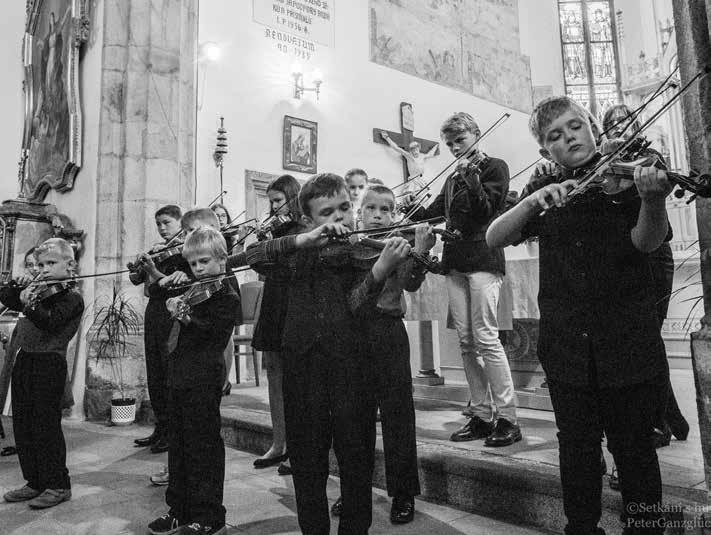 Zhruba stejné množství domácích i hostujících umělců se zároveň během jedenácti dnů představilo ve dvanácti koncertech.