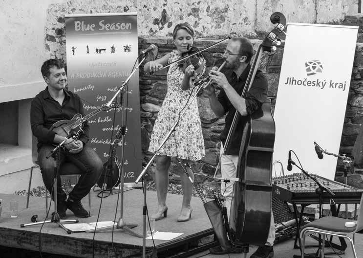 (violoncello), Barbora Brabcová (klavír) a Tereza Višnovská (housle).