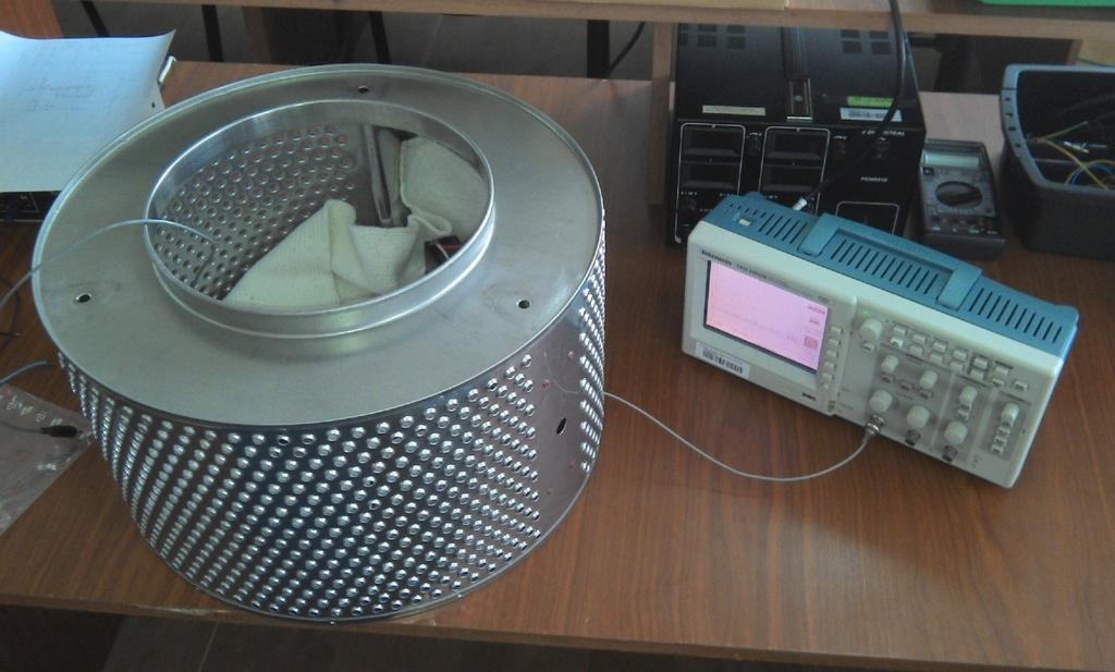Návrh šumového generátoru 7.1 Vybavení k realizaci generátoru Měření probíhalo na osciloskopu Tektronix TDS 1002B (obr. 7.3), který je schopen provést analýzu FFT.