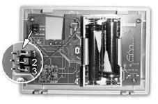 teploty. V opačném případě může být narušena regulace teploty. 2. PŘIPOJENÍ TERMOSTATU Před instalací a připojením termostatu uvolněte šrouby ve spodní části krytu.