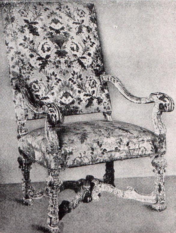 Obr. 4. Křeslo z pozdní doby Ludvíka XIV. Paříž, Musée des Arts décoratifs V 18. století bylo nábytkové umění v největším rozpuku. Velký vliv na to měl rokokový sloh.