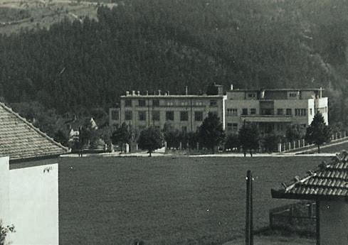 Od roku 1928 v tovární budově na ulici dr. J.