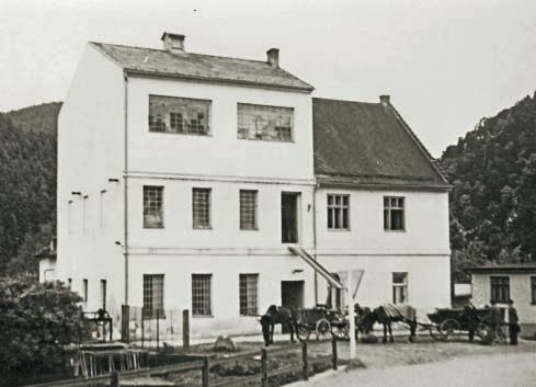 Dvořáčkův mlýn v roce 1929 přestavěn na mlýn válcový, v roce 1939 nástavba podstřeší