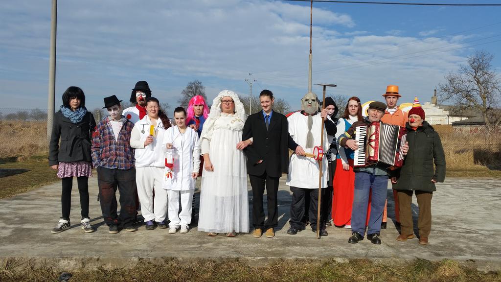 uzavírkách silnic nebo jiným způsobem zveřejněna ta skutečnost, že komunikace přes obec je uzavřena a objízdná trasa je vedena pouze po místní komunikaci, která určitě není stavěna na tak velkou