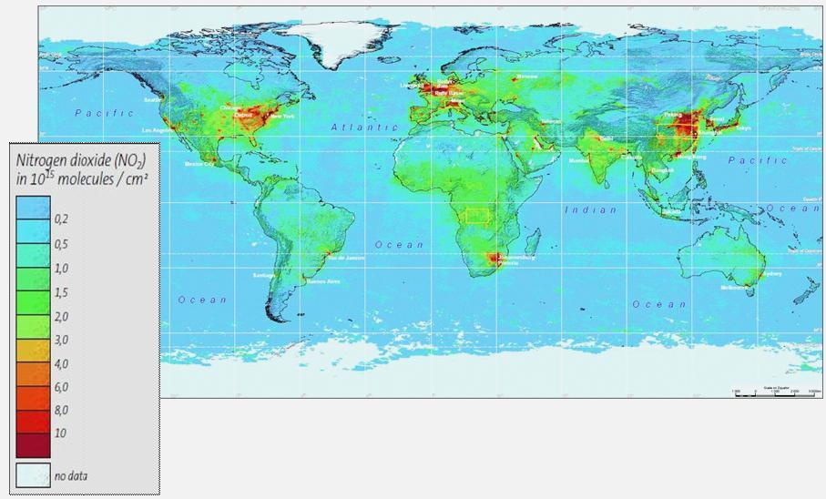 Obr. 112: Průměrné roční koncentrace NO2 v roce 2003. Zdroj: ESA School Atlas, s. 44, 45. Popis obrázku 112: Mapa zobrazující průměrné roční koncentrace oxidu dusičitého NO 2 na Zemi.
