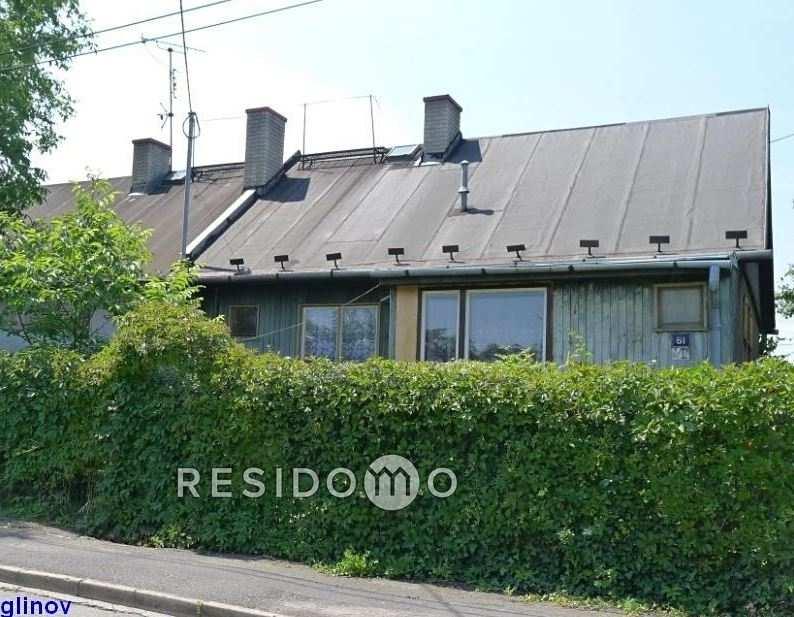 8) Rodinný dům Nabídková cena: 820 000,- Kč Lokalita: Ostrava - Muglinov Popis: Řadový koncový, nepodsklepený rodinný dům s dispozicí 2+1.