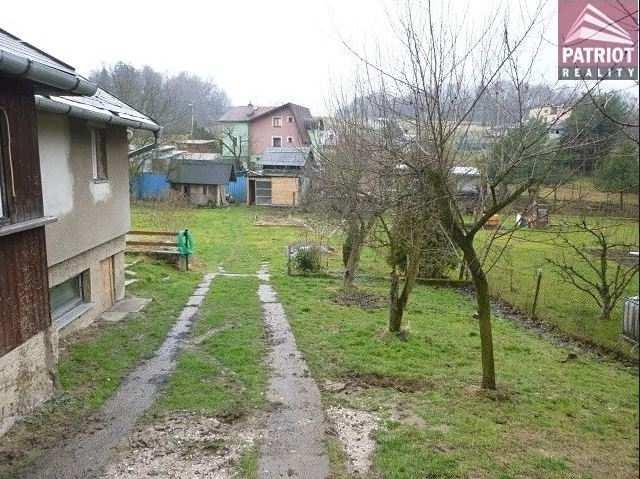 V suterénu se nachází technické a skladové místnosti; v přízemí je obývací pokoj s kuchyňským koutem, koupelna, WC a ložnice; v podkroví pak pokoj a lodžie.