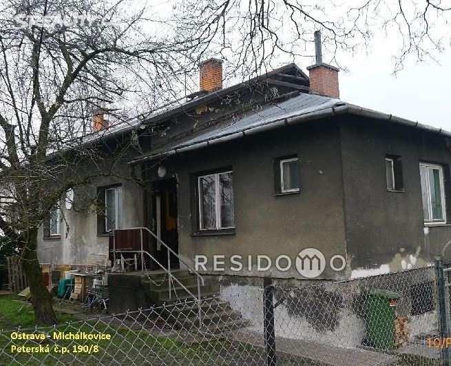 10) Rodinný dům Nabídková cena: 900 000,- Kč Lokalita: Ostrava - Michálkovice Popis: Řadový koncový, částečně podsklepený rodinný dům s dispozicí 4+2.