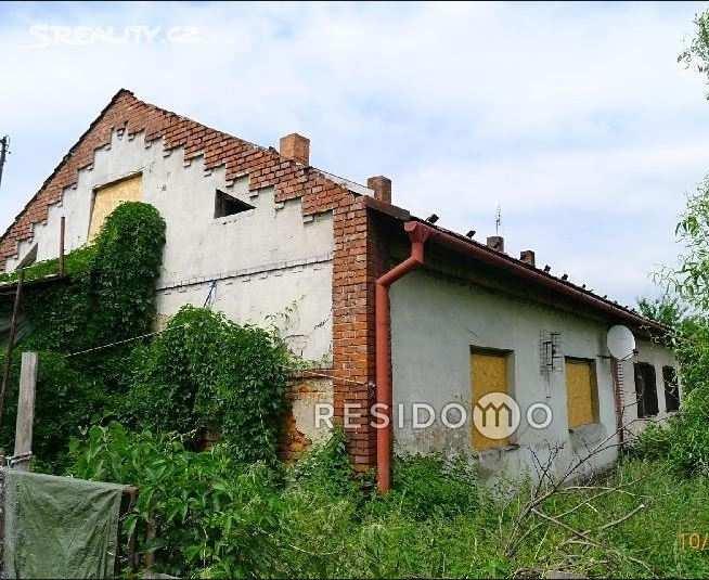 2) Rodinný dům Nabídková cena: 490 000,- Kč Lokalita: Petřvald Popis: Řadový koncový, částečně podsklepený rodinný dům s dispozicí 4+1.