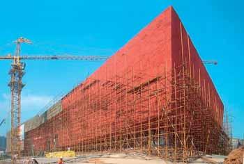 VLÁKNOBETON FIBRE REINFORCED CONCRETE 077 ním, obr. 1, a prefabrikované stavební prvky, jako segmentové prefabrikáty pro ostění tunelů, obr. 2.