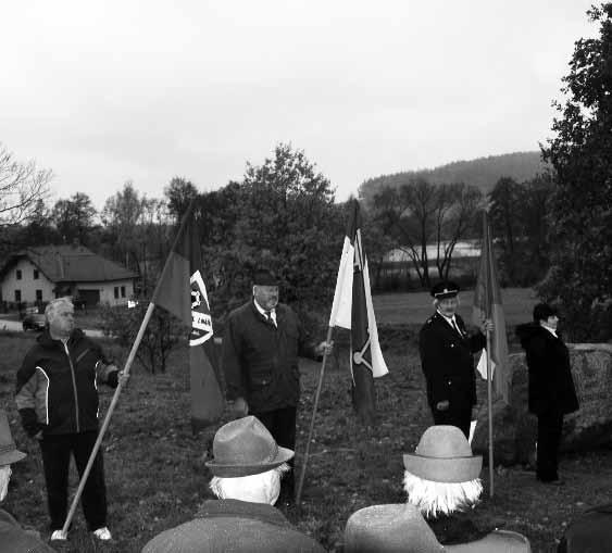 Za naši školu na sázení Stromu svobody dorazili prvňáčci se svými patrony z devátých ročníků, členové žákovského parlamentu a nechybělo ani vedení školy Zdenka Voříšková a Dana Houzarová.