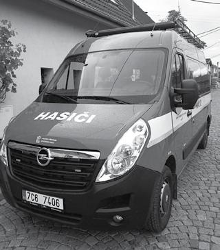 Po degustaci nám posezení ve sklípku ještě více zpříjemnil pan harmonikář, jehož repertoár sahal od Aše až k Tatrám.