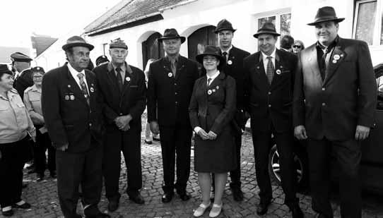 Děti ze základní školy přispěly svým zpěvem k důstojnosti a vážnosti krásného okamžiku, v té chvíli, kdy do dálky zněla česká a slovenská hymna