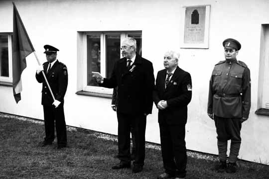 Na závěr pietního aktu zazpíval malý sbor složený ze zpěváků z Radomyšle pod vedením Richarda Semiginovského píseň Karla Hašlera Hoši od Zborova. Následně jsme se přesunuli náměstí T. G.