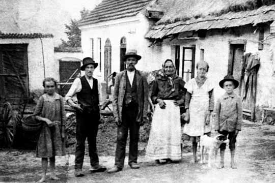 Svazek obcí Blatenska - listopad 2018 Obyvatelé statku č. p. 4 v Záhrobí u Bělčic roku 1916 Zadní strana fotografie zení fotografie datováno k roku 1916.
