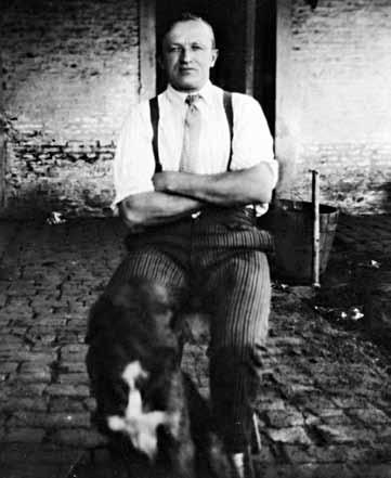 Karel Zelenka byl nejstarším synem Františka Zelenky a tak měl logicky v Záhrobí č. p. 4 převzít po rodičích hospodářství. Na první pohled tedy neměl žádný důvod k emigraci.