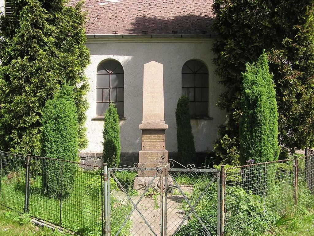 Pomník padlých ve Březí se jménem ského rodáka a Draţana Pomník