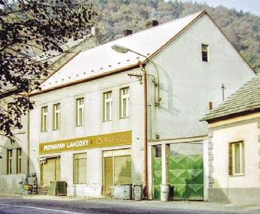 103 vedle Čumrdova obchodního domu bylo postaveno roku 1903 jako přízemní rodinný domek pro Vendelína Peka, tak ho vidíme na fotce z roku 1913 468 cestujících při 10 velkých okruzích (tj.