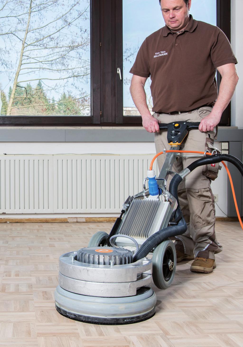 SNADNÁ RENOVACE A STRUKTUROVÁNÍ PARKETOVÝCH PODLAH Přednosti kartáčovací techniky PALLMANN: Díky použití kartáčovací techniky PALLMANN můžete stávající dřevěnou podlahu z masivních nebo vícevrstvých
