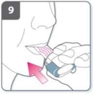 Inhalujte lék: K vdechnutí léku hluboko do dýchacích cest: Držte inhalátor tak