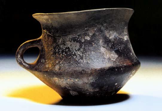 ÚNĚTICKÁ KULTURA vyplňuje starší dobu bronzovou v rozmezí asi 1 800-1 500 př.n.l. Na počátku doby bronzové se v Čechách prosadila kultura, která dostal jméno podle obce Únětice.