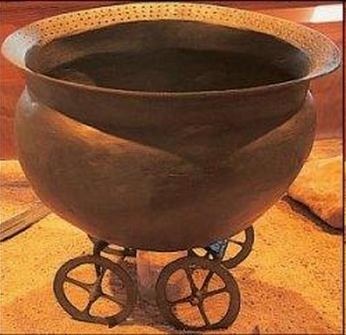 KULTURA MILAVEČSKÁ Milavče - mohyly Milavečská kultura je jednou z mnoha kultur mladší doby bronzové na území ČR. Chronologicky ji lze zařadit do 12. až 9. století př. n. l. V Čechách je současná s knovízskou a lužickou.
