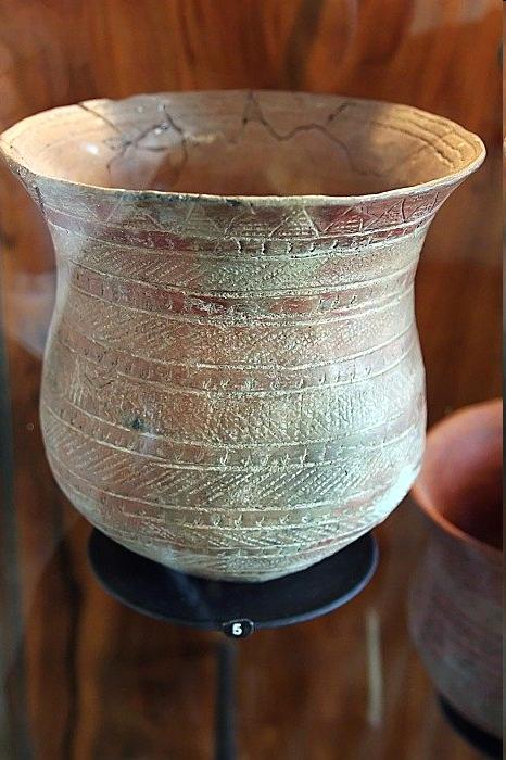 DOBA MĚDĚNNÁ ENEOLIT V ČECHÁCH 3500 2000 BC Kolem poloviny 4. tisíciletí nastala v Čechách situace, kterou lze charakterizovat jako křižovatku kultur. Do počátku 2.