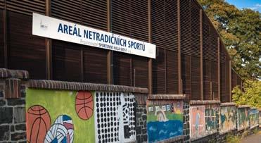 Pláž je vybavena řadou slunečníků a betonovými vstupy do vody. Na druhé straně pláže se nachází hřiště na beachvolejbal. V roce 2018 byl v areálu vybudován pumptrack pro horská kola.
