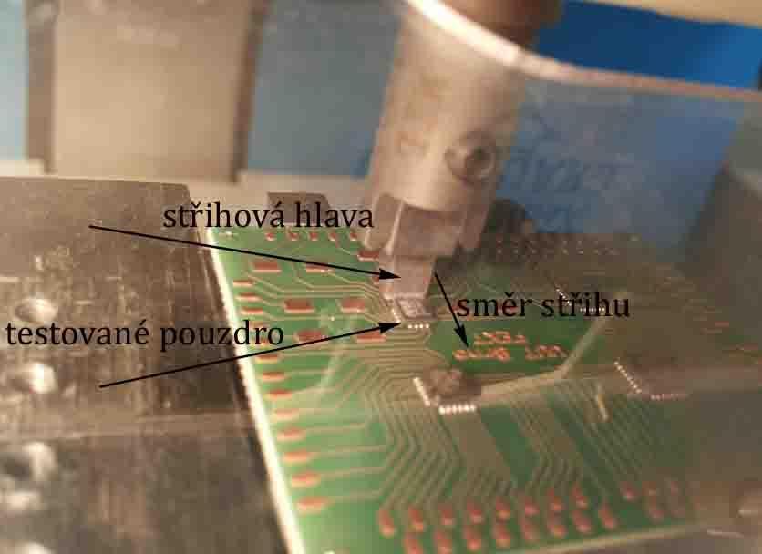 po odtržení 50 µm Software limit na zatížení hlavy 50 kg Pouzdro QFN24 o rozměru 4 x 4 mm se odtrhlo při síle 32 kg a přitom došlo k destruktivnímu odtržení pouzdra (Obr. 38) včetně odtržení kontaktů.