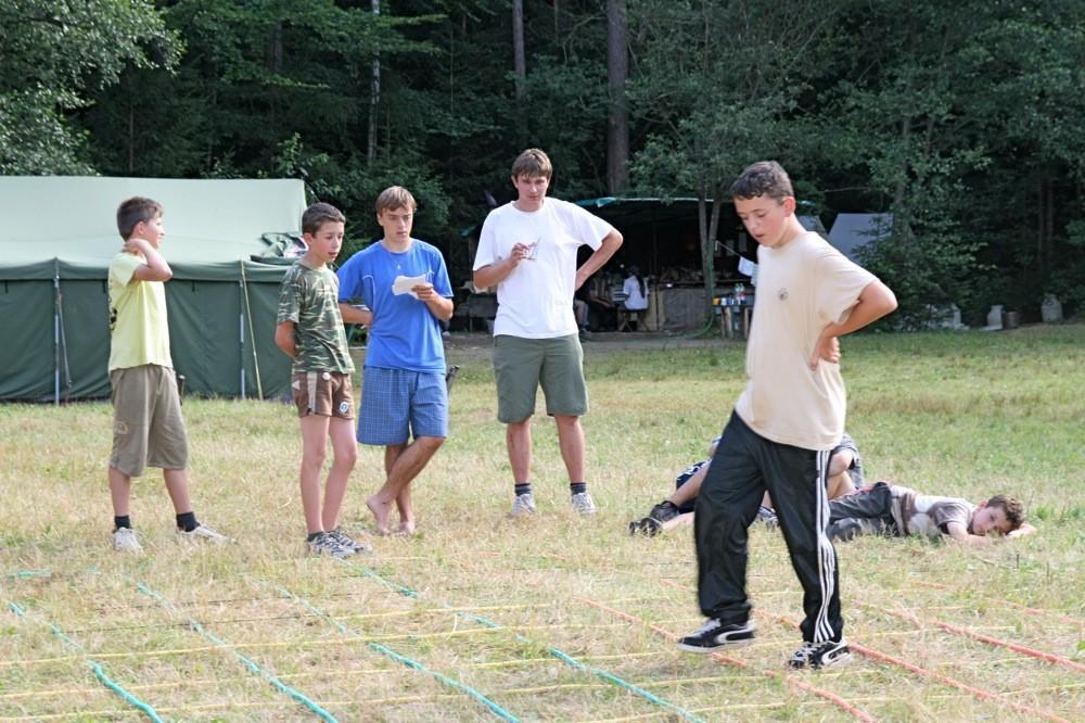 umoudřilo počasí, byl večerní nástup a táborák. Po celý tábor jsme se nenudili, protože byly připraveny hry pro celý tábor. Letos se samozřejmě nezapomnělo na slaňování a lanové centrum.