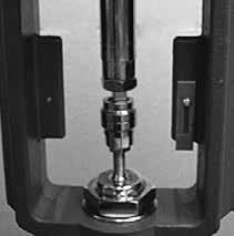 - Vyšroubujte konektor pohonu tak, aby se dotýkal adaptéru na vřetenu ventilu, vřeteno se přitom nesmí pohnout (Obr. 21).