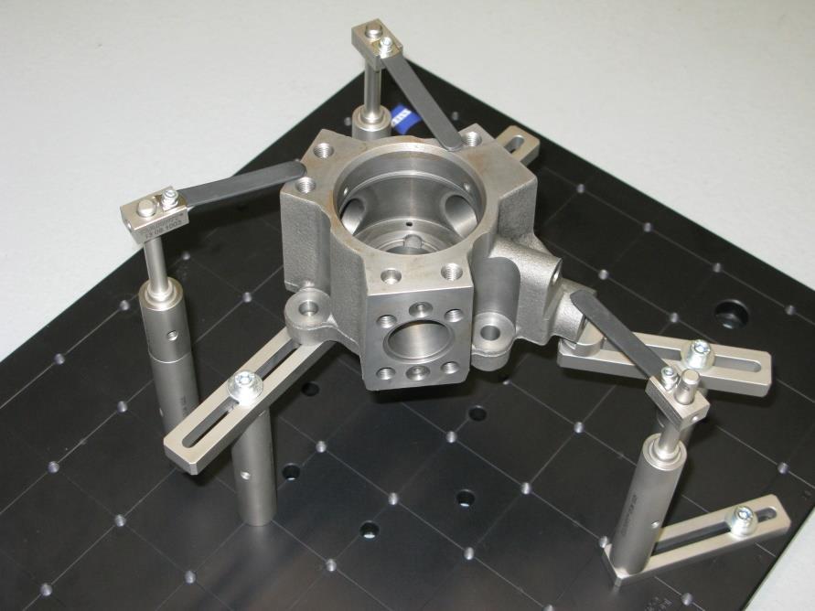 Celou sestavu upínacího přípravku, jak vypadala ve skutečnosti a vymodelována pomocí dostupných 3D modelů, je vidět na obr. 83 a 84.