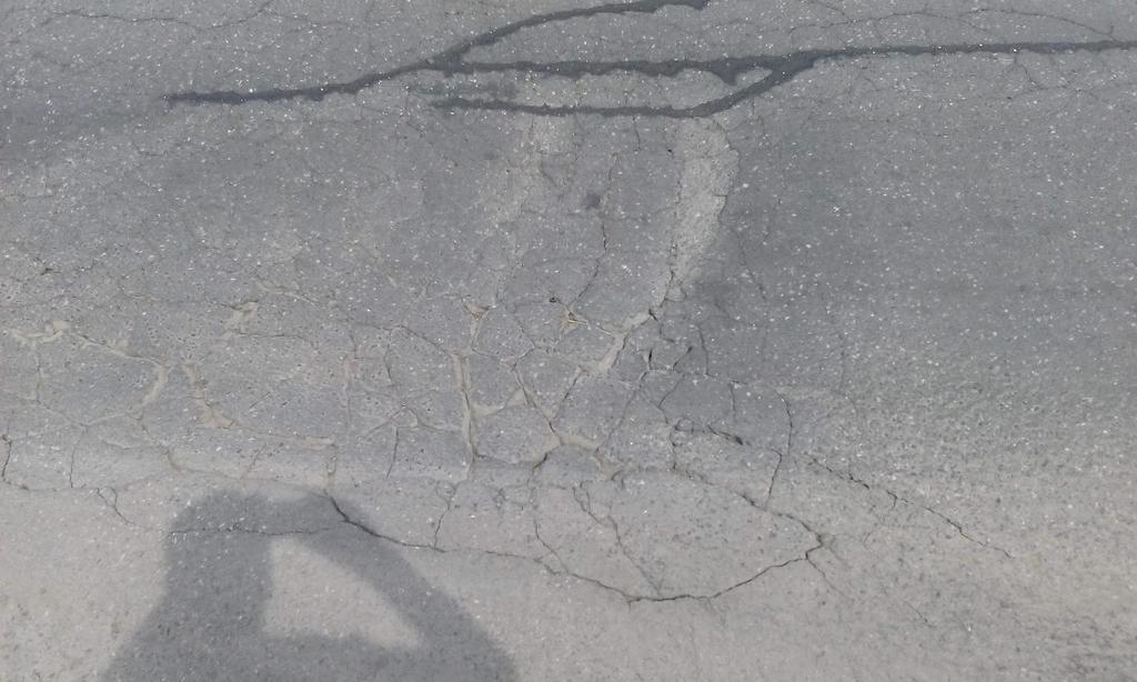 Obrázek 2. Únavové trhliny na komunikaci I/12 v Újezdě nad Lesy (foto autor). Dalším významným problémem je vznik nízkoteplotních trhlin a to především v zemích a místech s chladným podnebím.