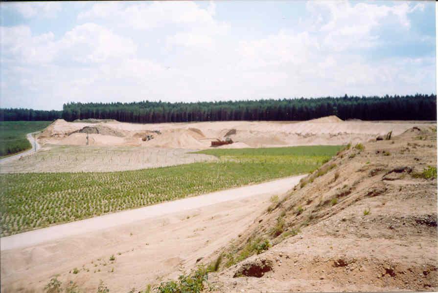 Těžební jámy (pískovny, štěrkovny) jsou sníženiny oválného půdorysu, které nejčastěji vznikají těžbou z údolních niv (nejnižšího terasového stupně).