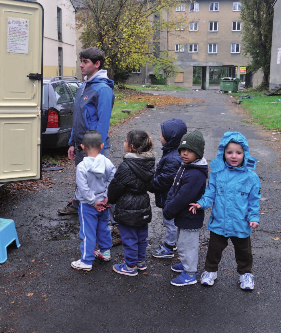 Oratoř na ulici Anděl v akci Večerní škola Mentoring ORATOŘ NA ULICI terénní program Střediska. S karavanem mobilní klubovnou jsme třikrát týdně vyjížděli do sociálně vyloučené lokality Cihelní.
