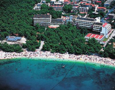 Makarska pobyt dítě do 7 NÁPOJE v ceně HOTEL BIOKOVKA V hotelu jsou dva velké bazény HOTEL RIVIJERA Pokoje mají ledničku Oblíbený lázeňský HOTEL BIOKOVKA, obklopený příjemným borovým hájem, leží u