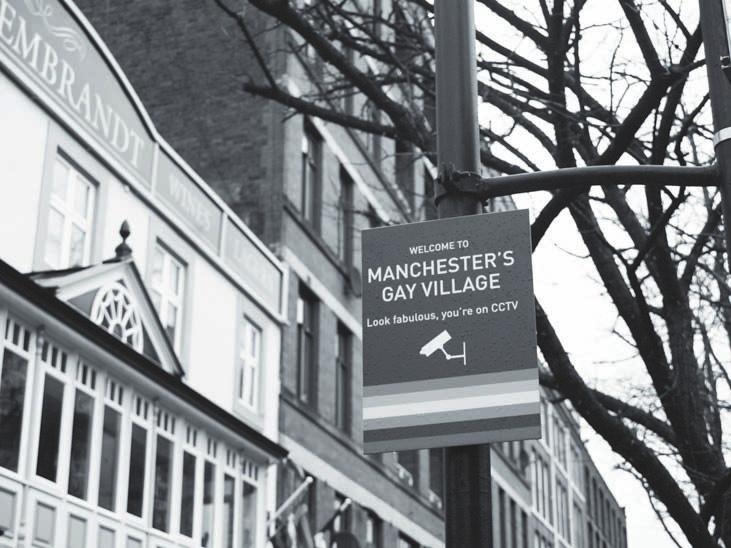 Obr. 1 Manchester s Gay Village (vlevo), Oxford street v Sydney během festivalu Mardi Gras (vpravo). Foto: M. Pitoňák. homosexuálního obyvatelstva v USA.