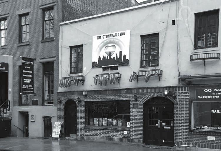 Obr. 1 Budova legendárního gay baru Stonewall Inn v New yorku. Významné komunitní centrum místní gay vesnice a epicentrum nepokojů spojených s povstáním gayů a leseb v USA v roce 1969.
