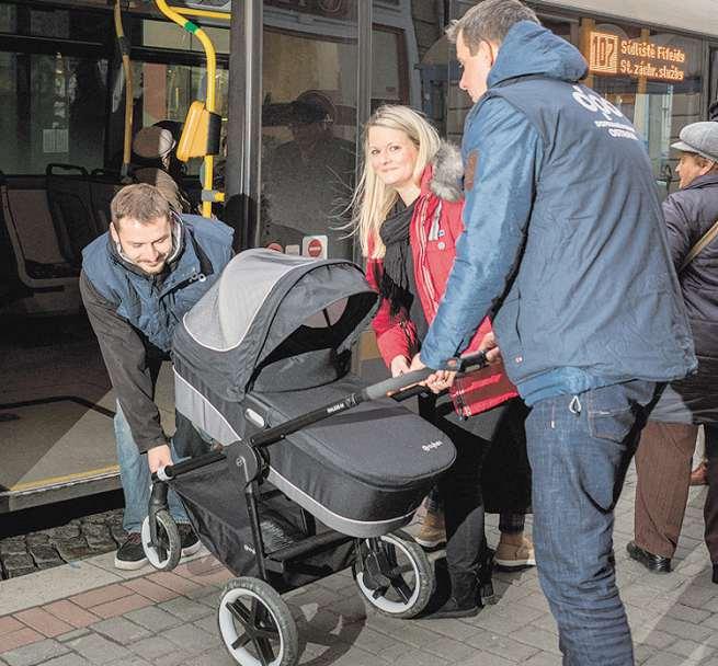 Inzerce Asistenty přepravy vždy doprovázejí dva strážníci městské policie.